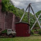 Holz-Derrick-Kran im Steinbruch Michelnau