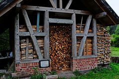 "Holz"-Haus ...