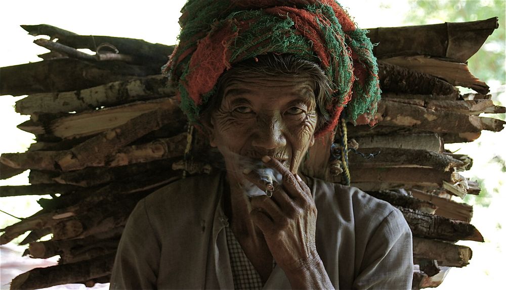 holz tragen II, inle see, burma 2011