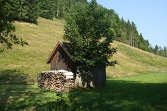 Holz vor der Hütte