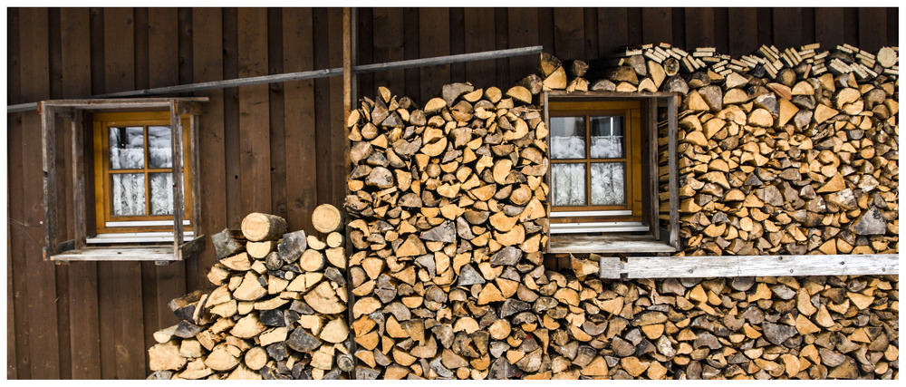 holz vor der hütte