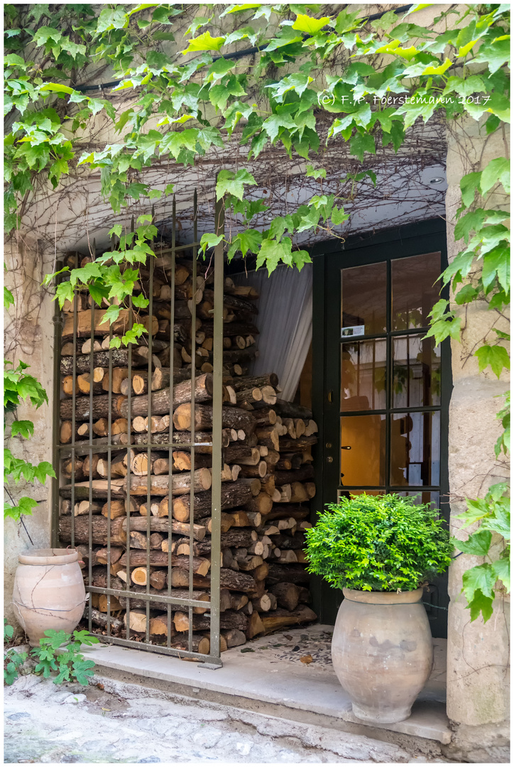 Holz vor der Hütte