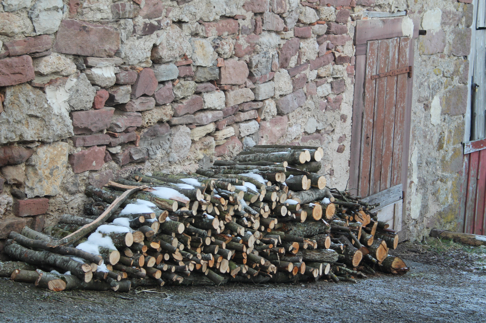 Holz vor der Hütte