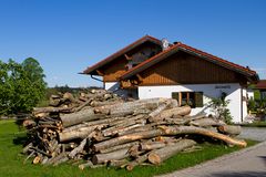 Holz vor der Hütte