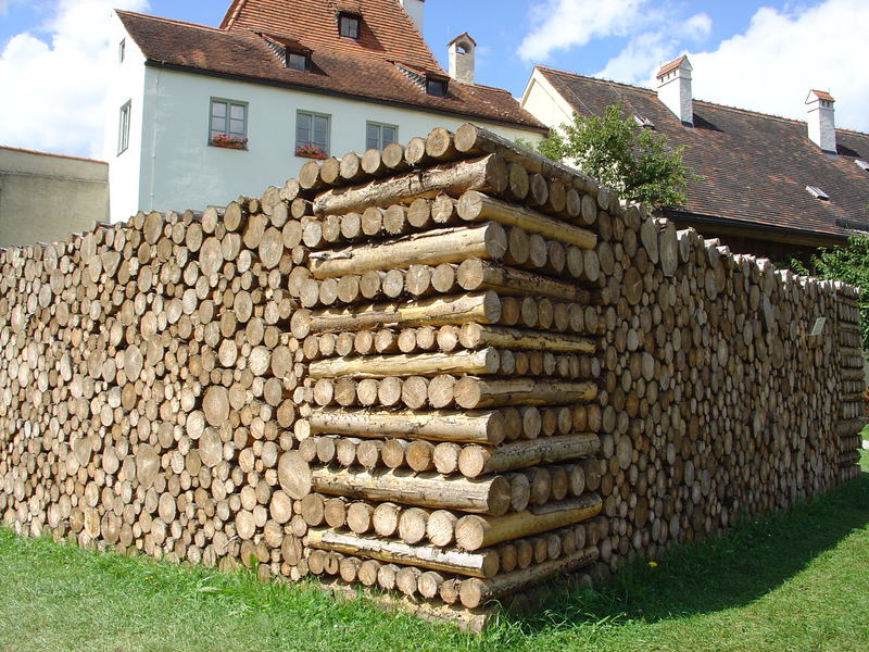 Holz vor der Hütte