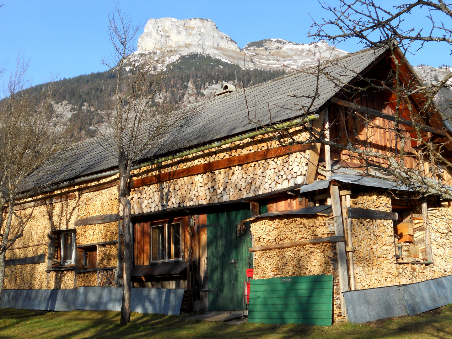 Holz vor der Hütte