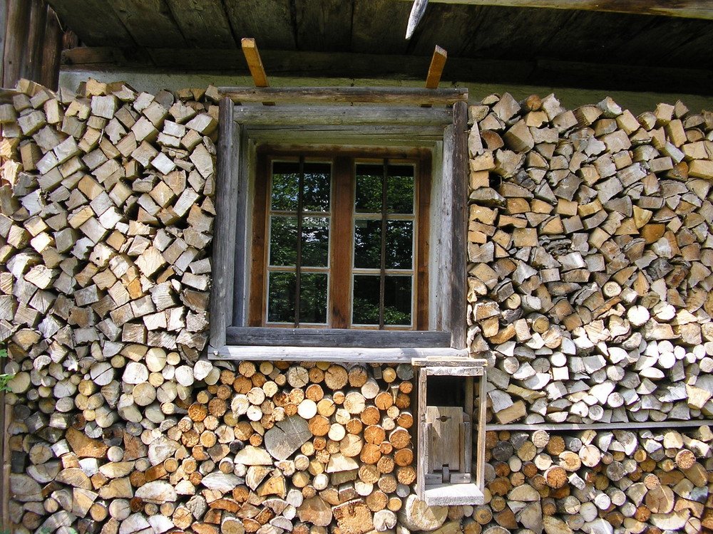 Holz vor der Hütte