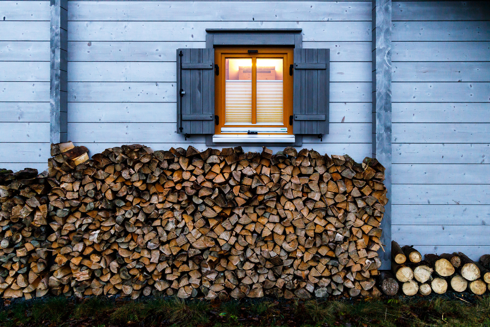 Holz vor der Hütte