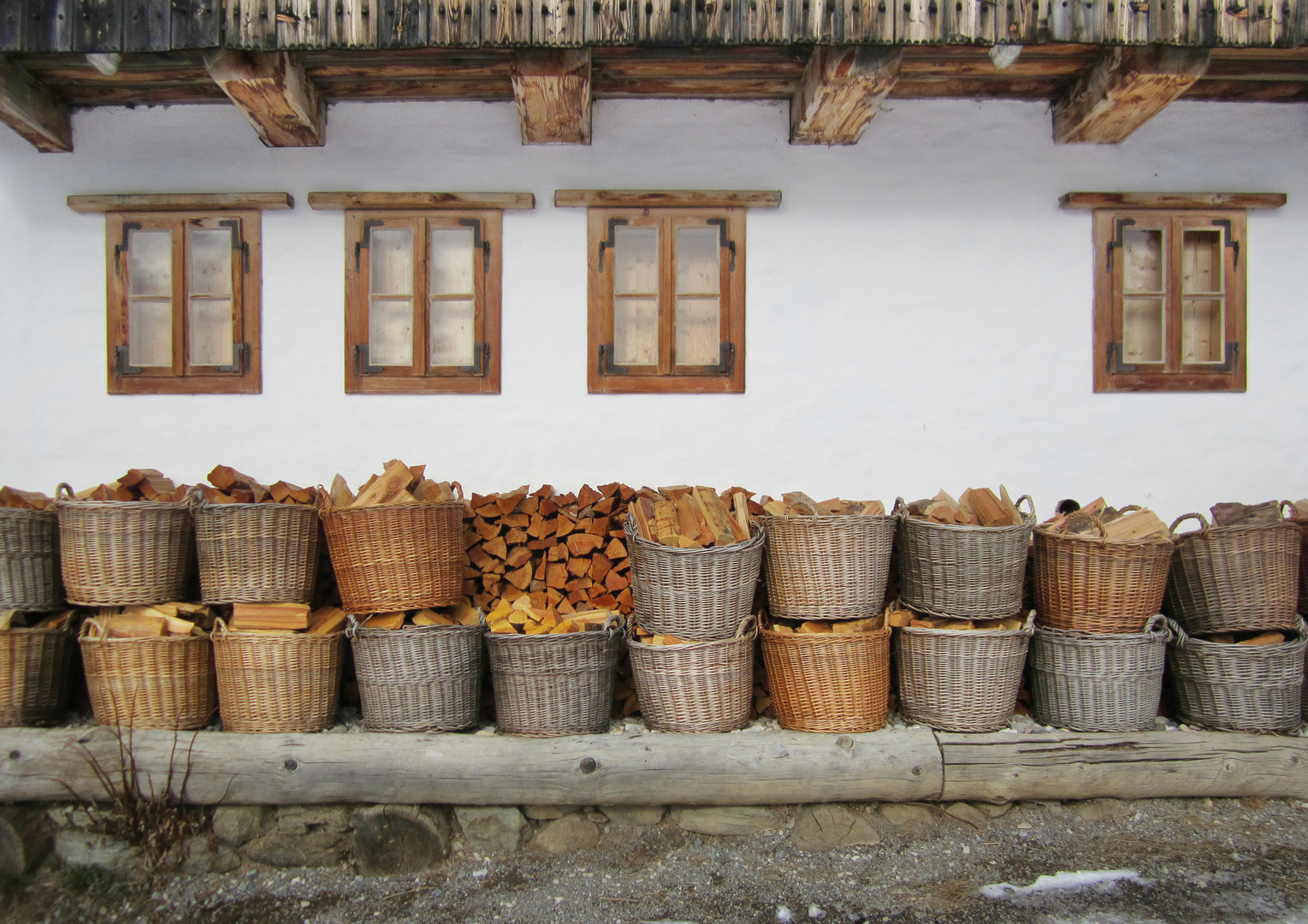 Holz vor der Hütte