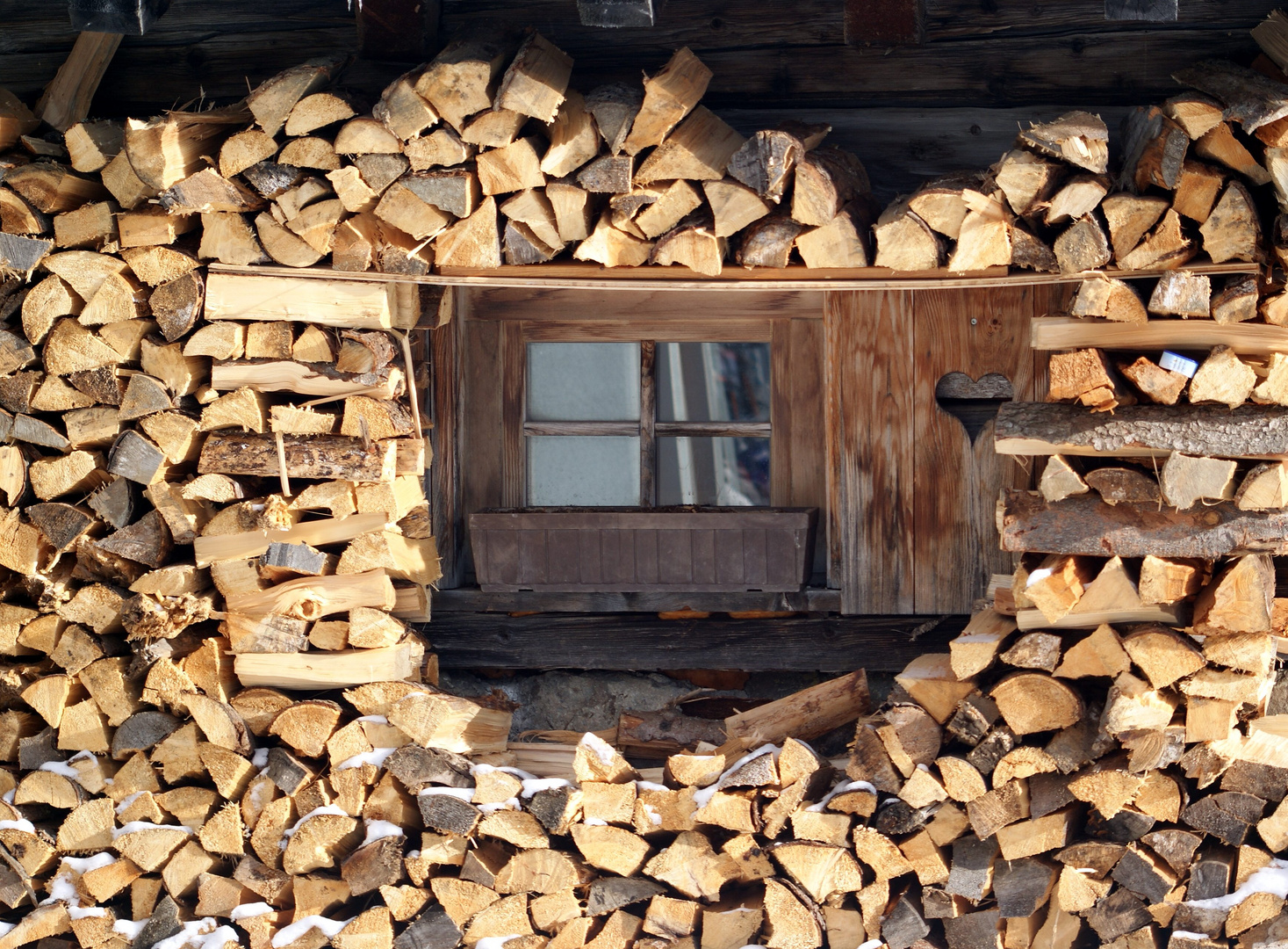 Holz vor der Hütte