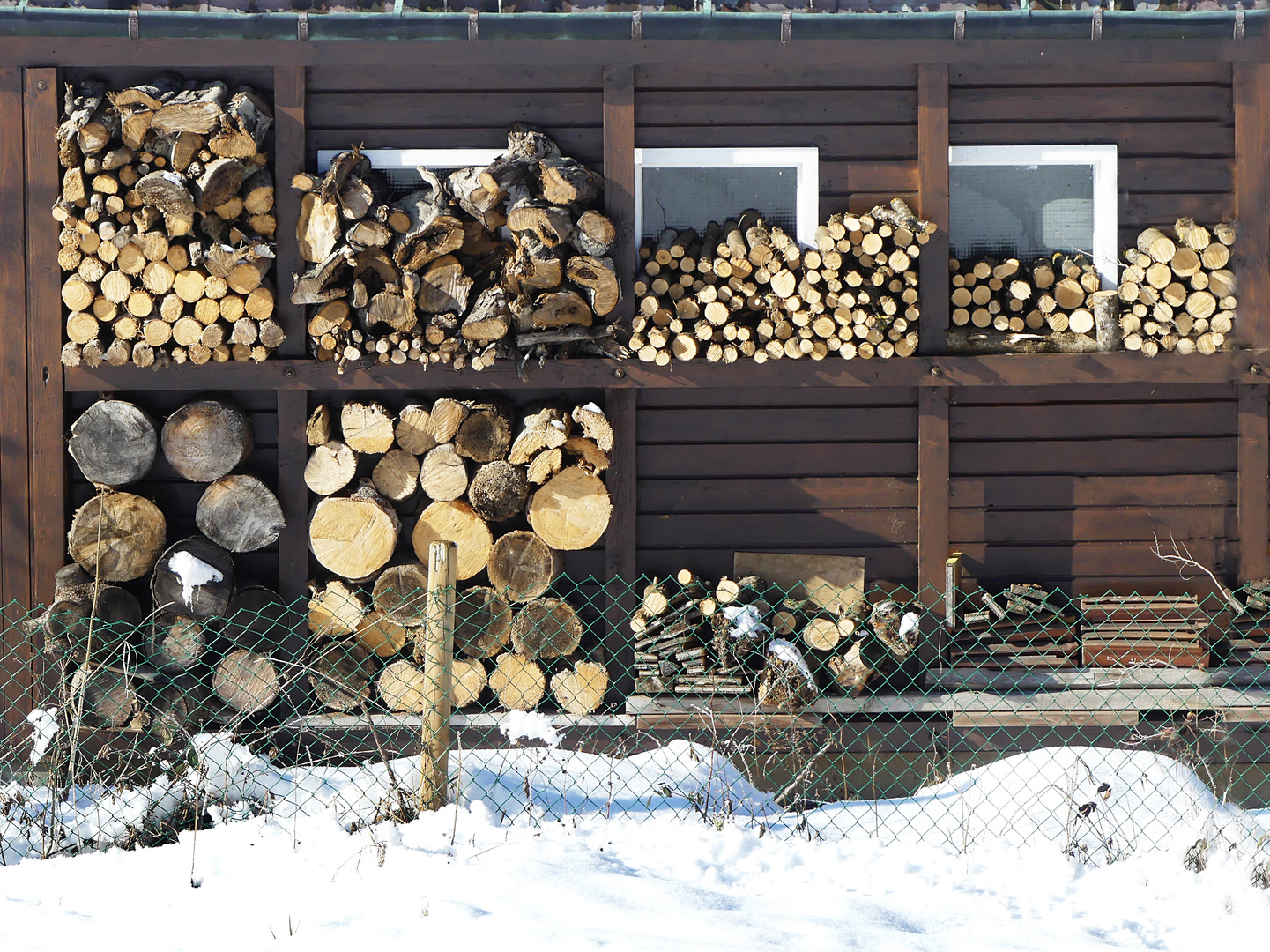 Holz vor der Hütte