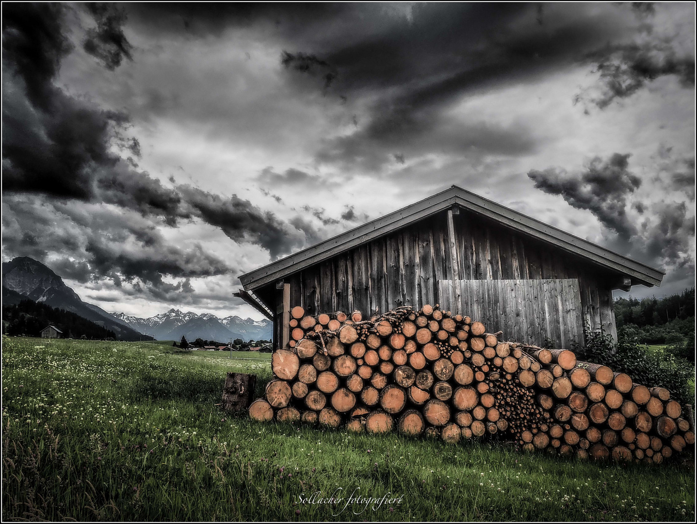 Holz vor der Hütte