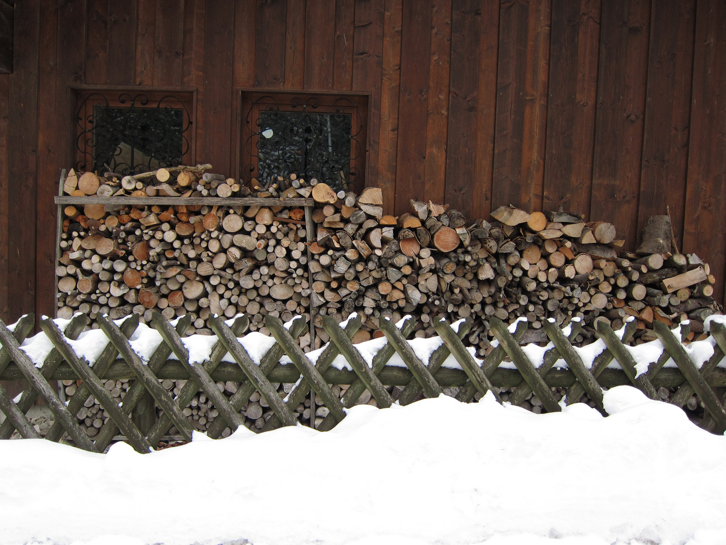 Holz vor der Hütte