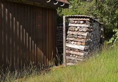 Holz vor der Hütte