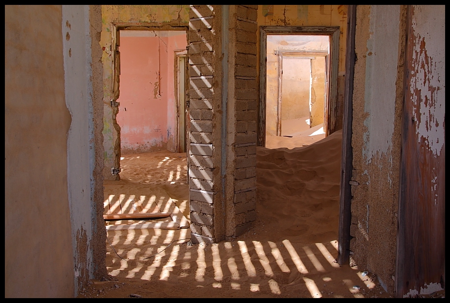 Holz vor der Hütte und Sand im Haus