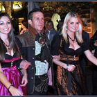 " Holz vor der Hütt´n " ist beim Dirndl vorteilhaft aber nicht bedingung....