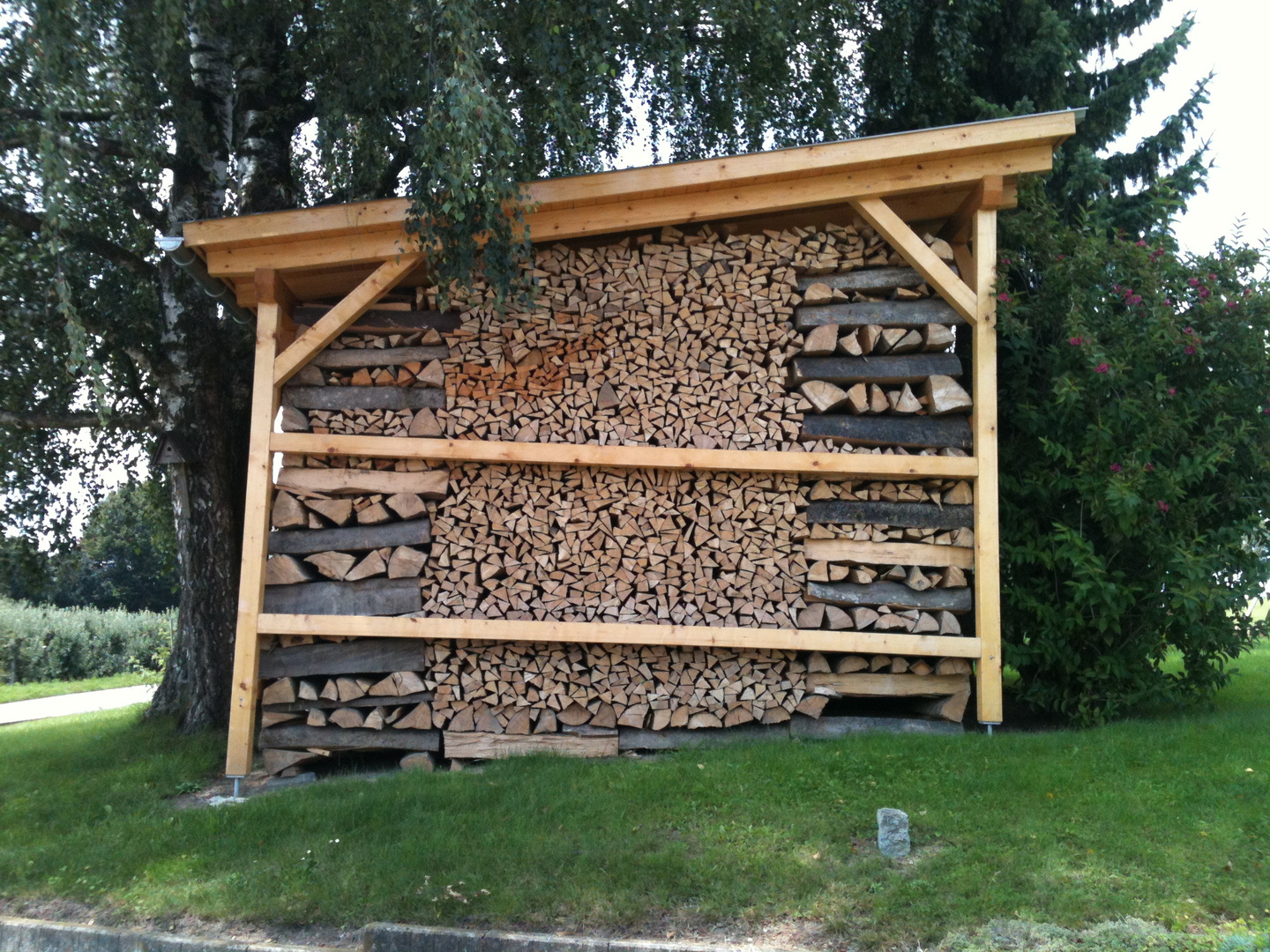 Holz vor der Tür