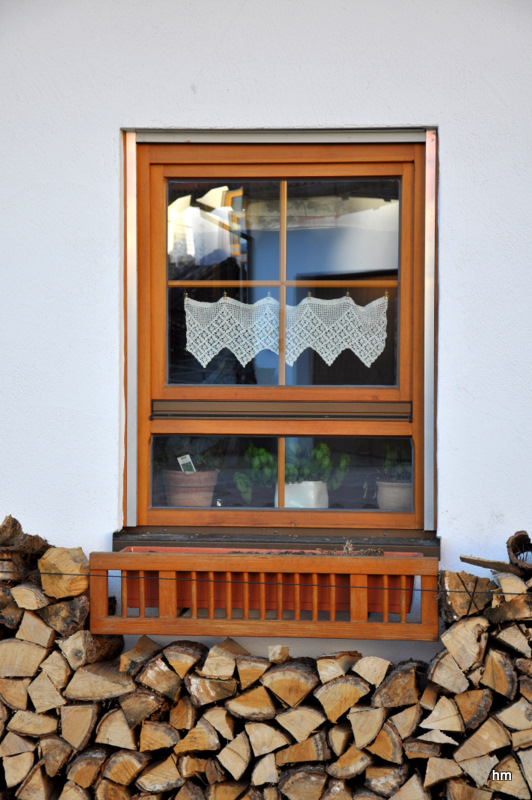 Holz vorm Fenster