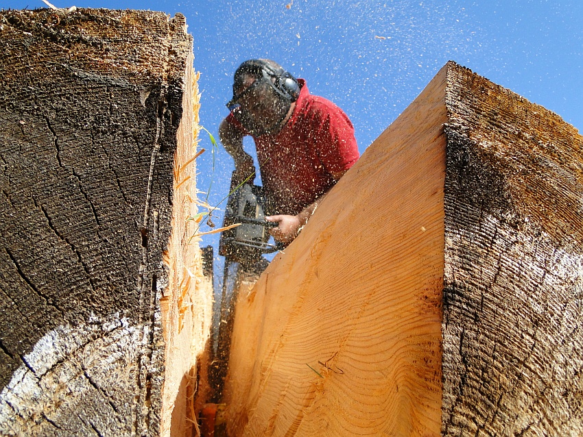 Holzbildhauer bei der Arbeit