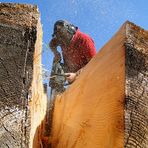 Holzbildhauer bei der Arbeit