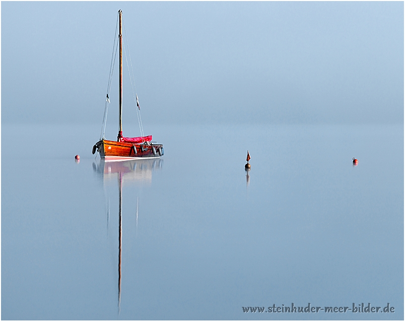 Holzboot bei Nebel in der Morgensonne auf dem Steinhuder Meer