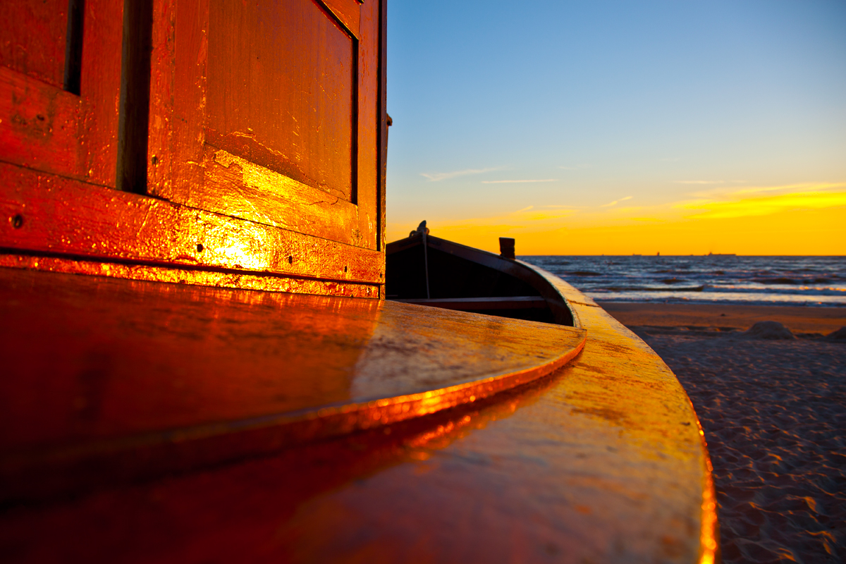 ... Holzboot in der Morgensonne ...