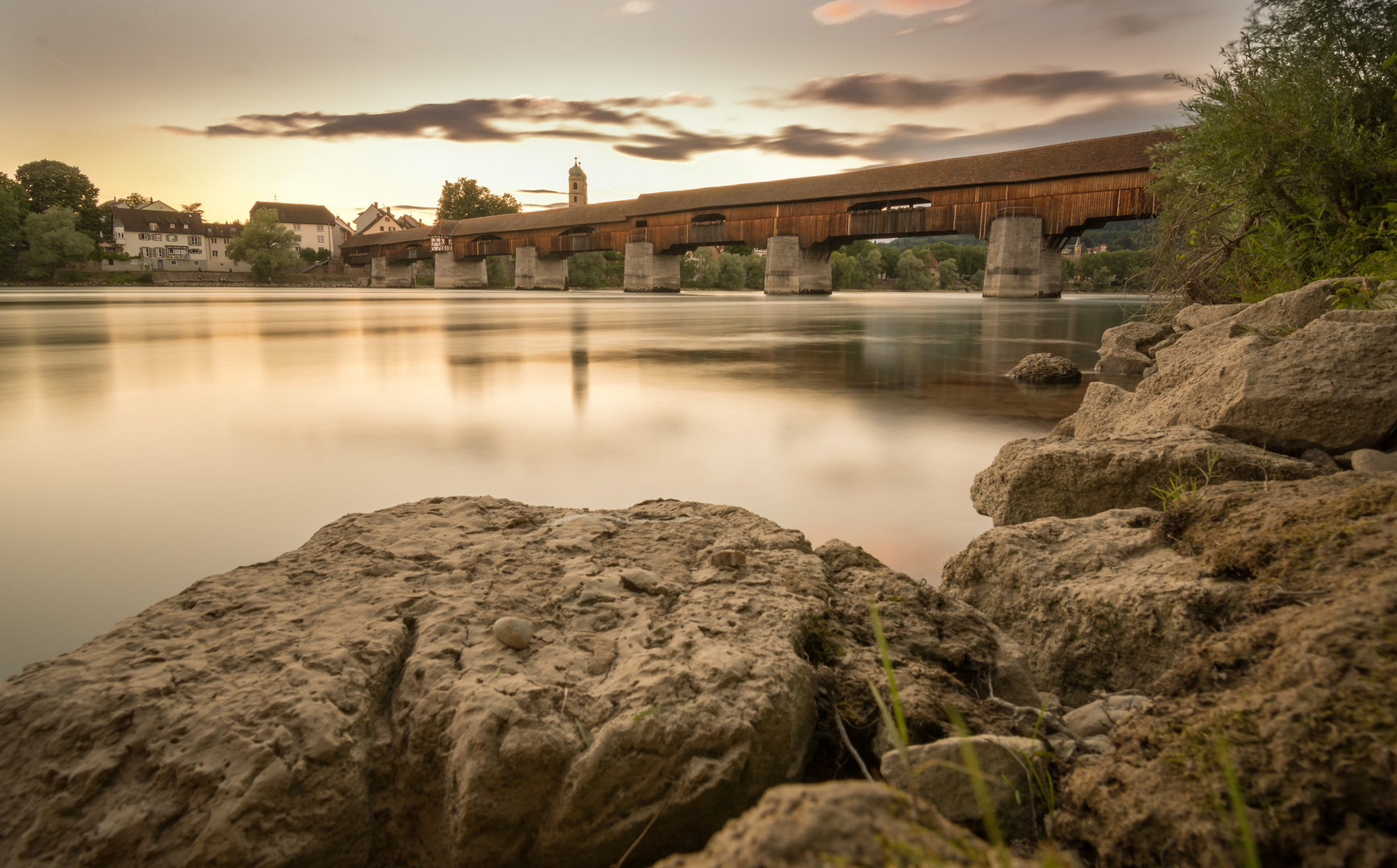 Holzbrücke am Rhein