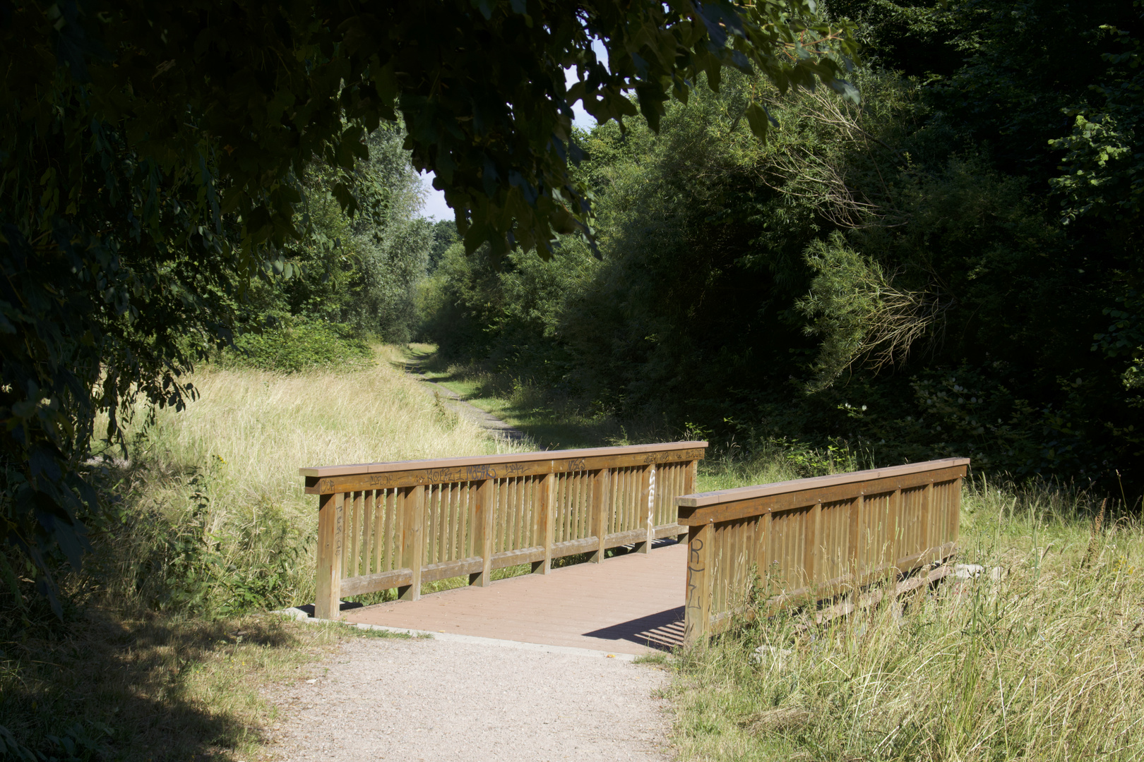 Holzbrücke an einem Spazierweg