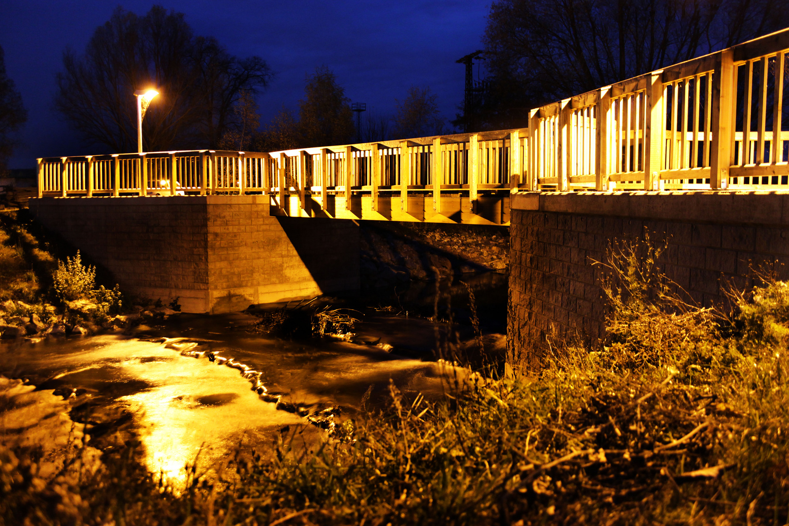 Holzbrücke bei Nacht