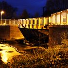 Holzbrücke bei Nacht