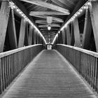 Holzbrücke bei Nacht