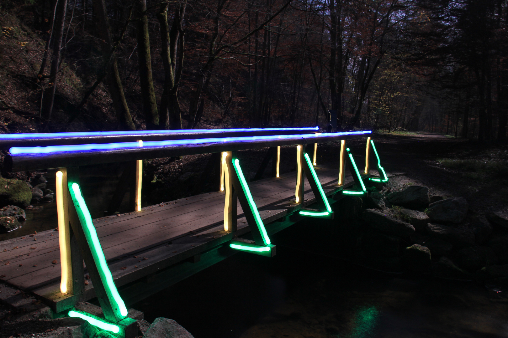 Holzbrücke bei Nacht