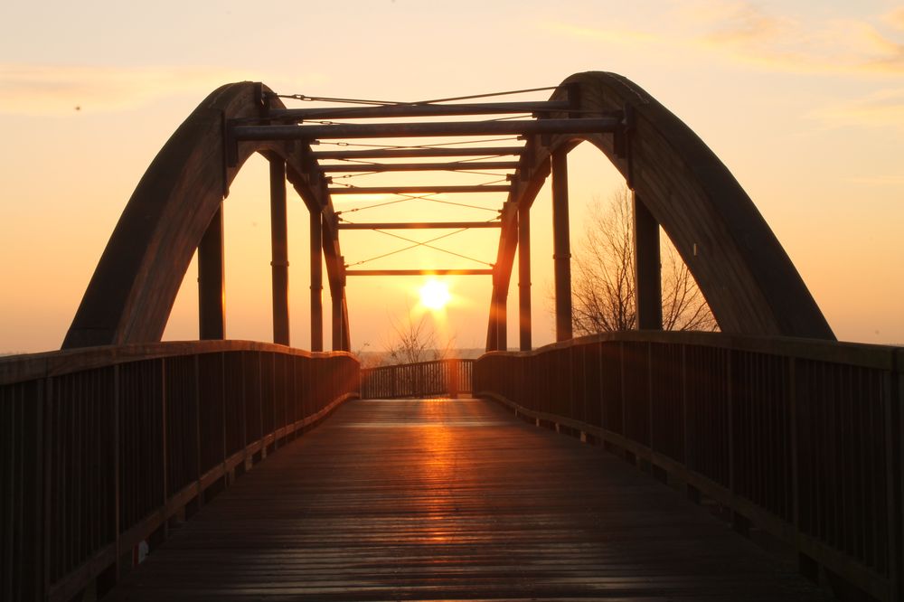 Holzbrücke bei Sonnenaufgang
