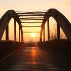Holzbrücke bei Sonnenaufgang