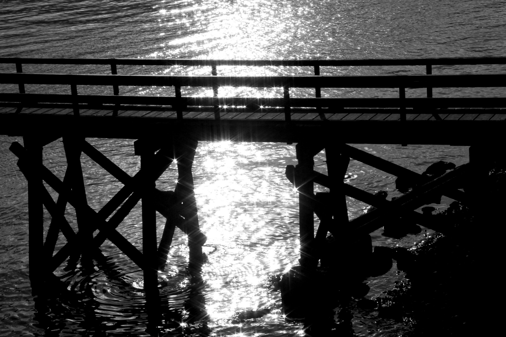Holzbrücke beim Sonnenuntergang -wooden bridge at sunset