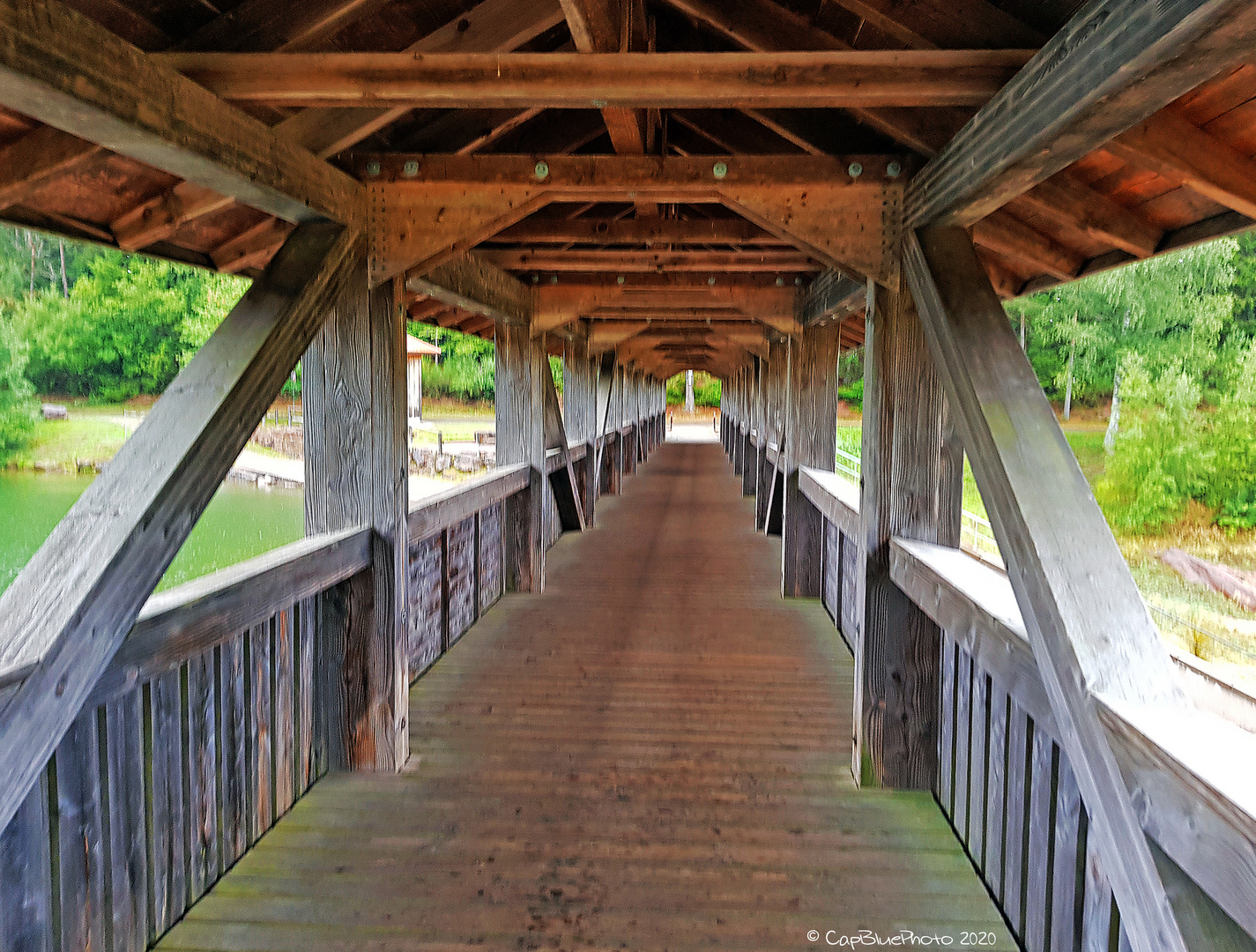 Holzbrücke Durchgang bei der Nagoldtalsperre
