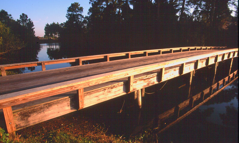 Holzbrücke im Abendlicht