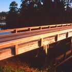 Holzbrücke im Abendlicht