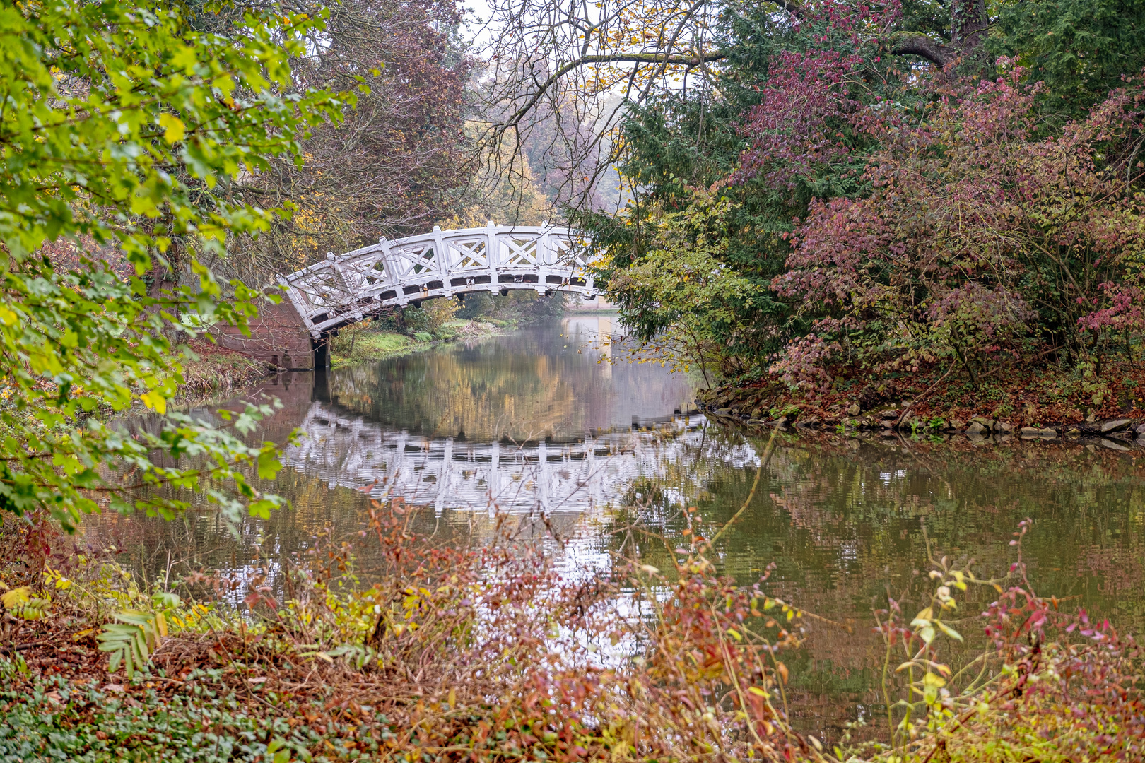 Holzbrücke im Schlosspark