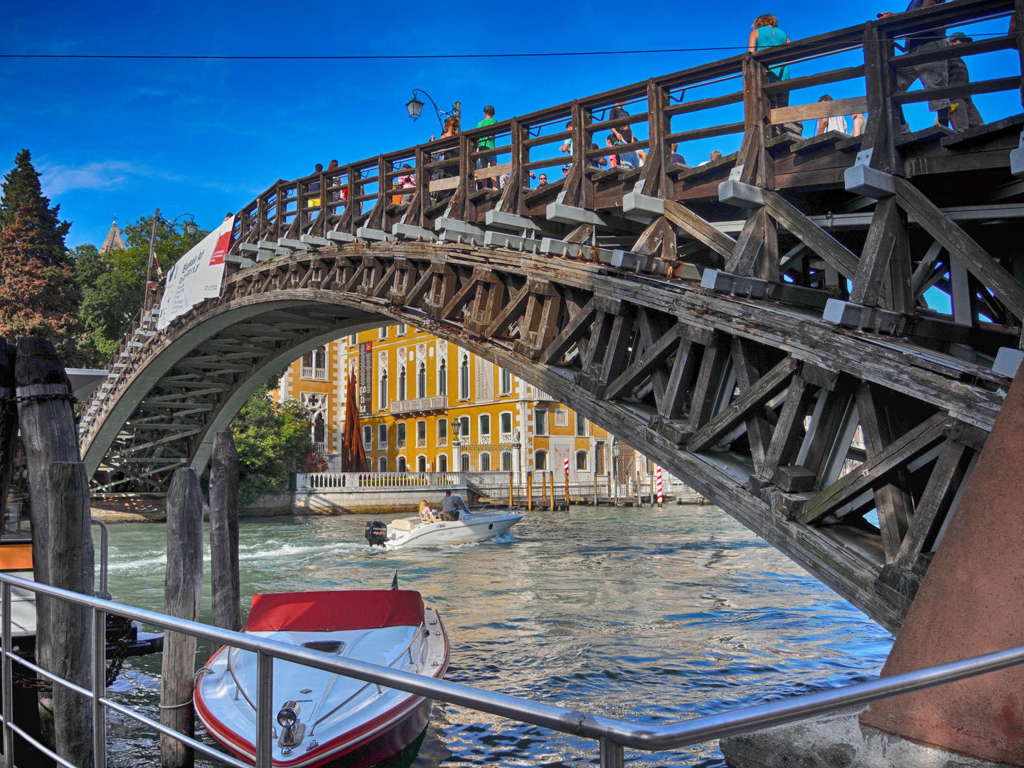 Holzbrücke in Venedik 