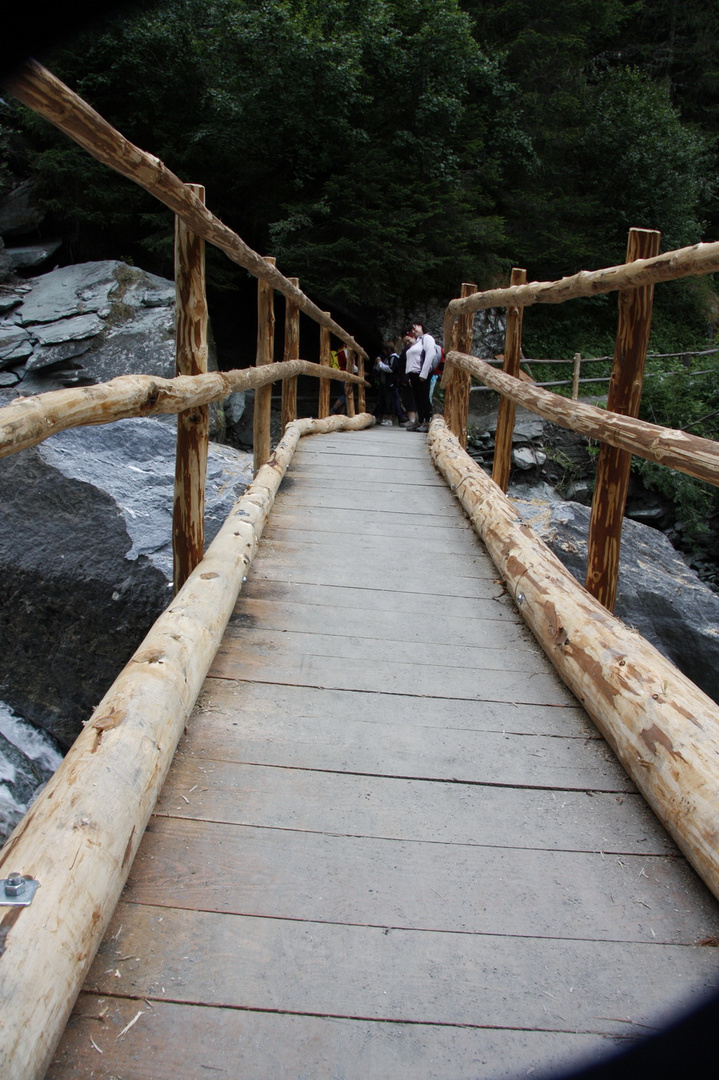 Holzbrücke irgendwo in Tirol