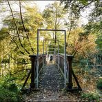  Holzbrücke mit Kunstinstallation im Schlosspark Agathenburg #1