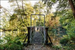  Holzbrücke mit Kunstinstallation im Schlosspark Agathenburg #1