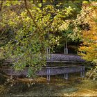 Holzbrücke mit Kunstinstallation im Schlosspark Agathenburg