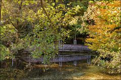 Holzbrücke mit Kunstinstallation im Schlosspark Agathenburg