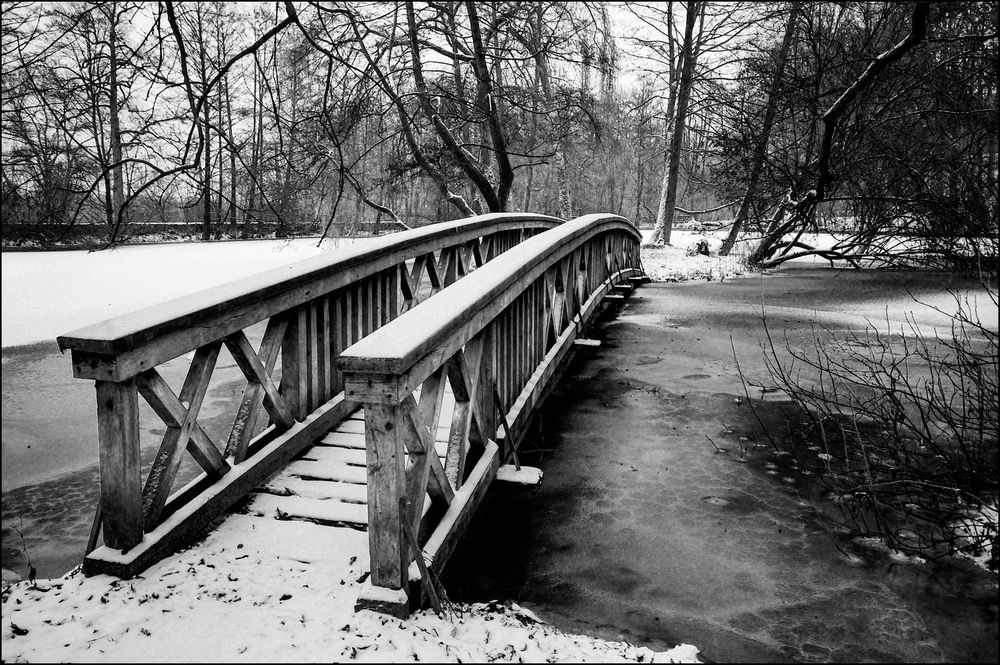 Holzbrücke s/w