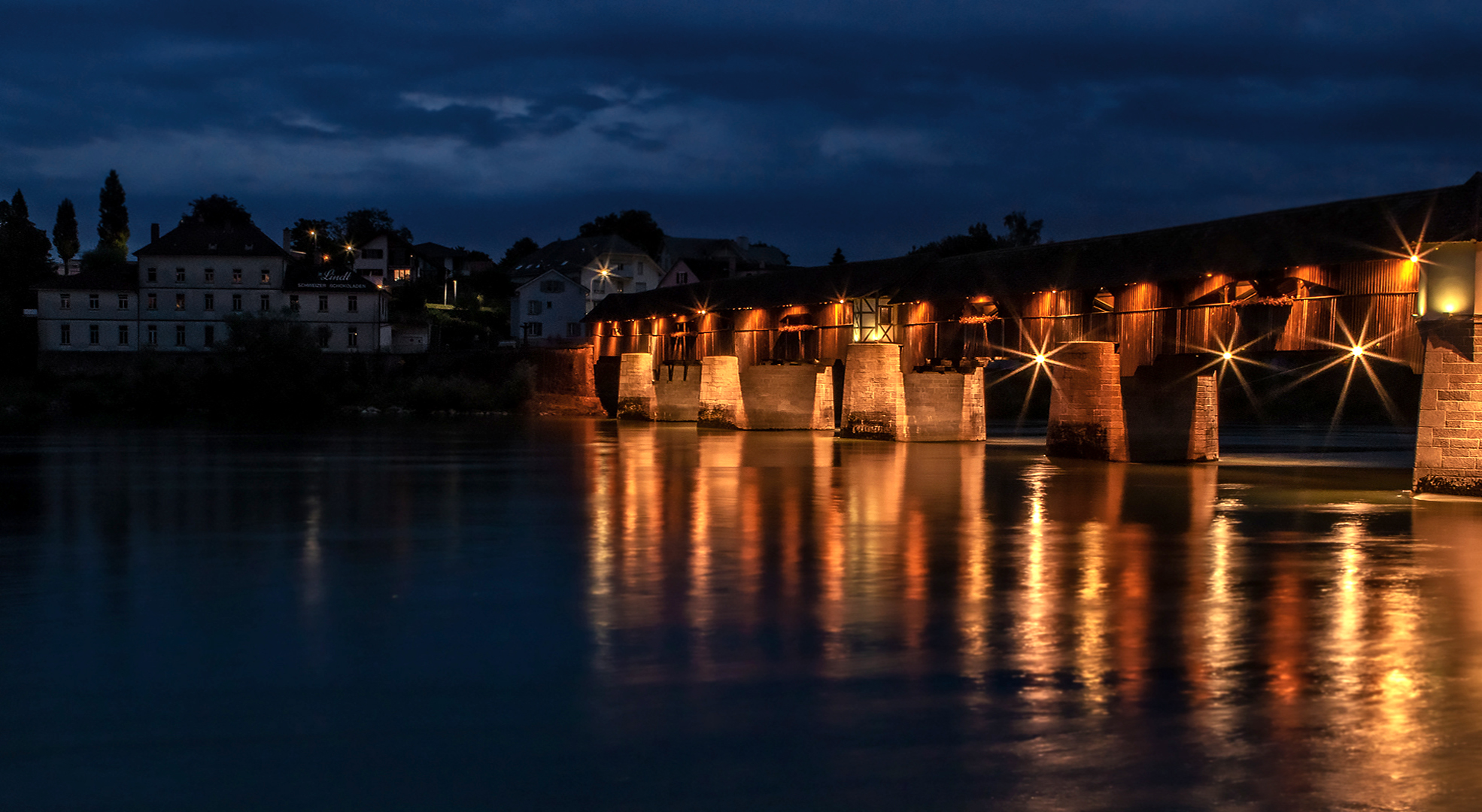 Holzbrücke über den Rhein bei Nacht