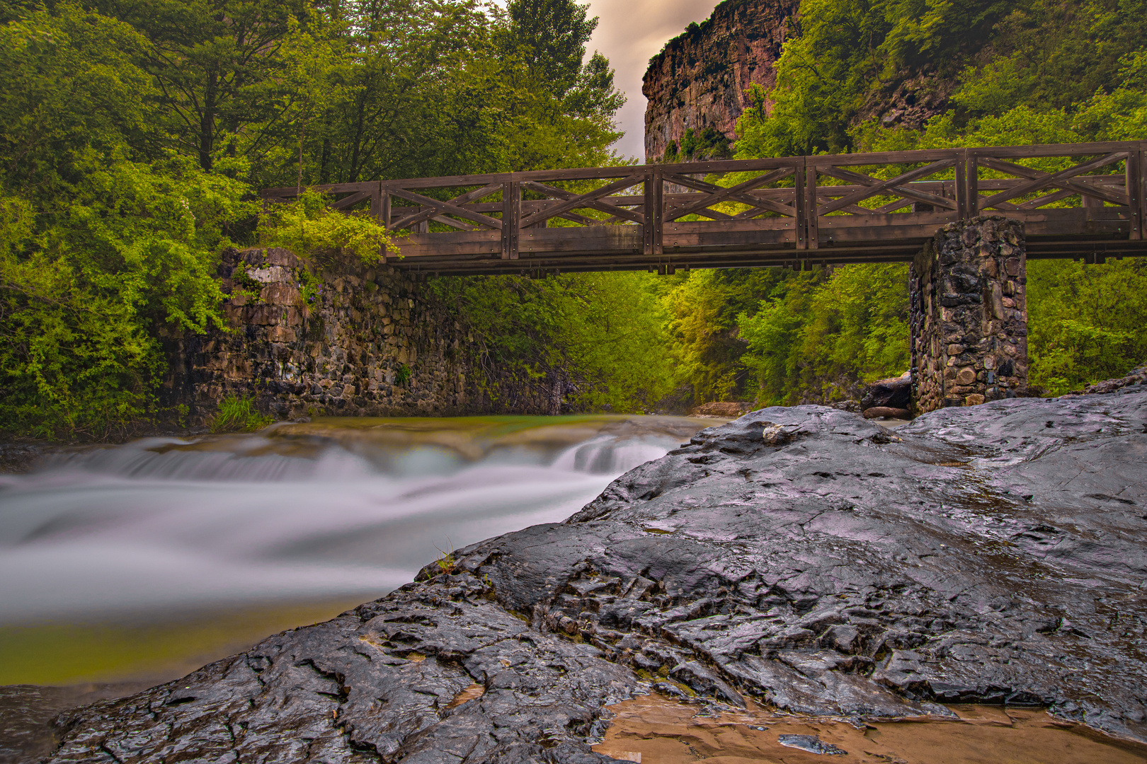 Holzbrücke über den Rio Bellos San Urbez