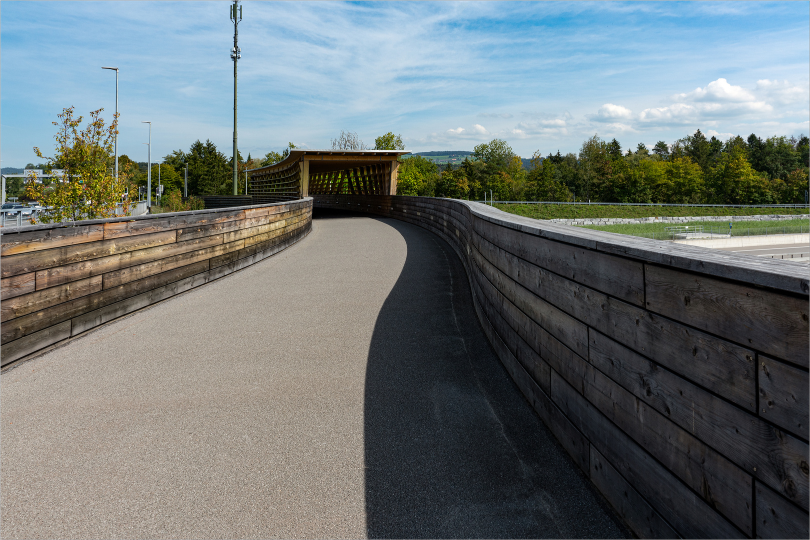 Holzbrücke über die Autobahn