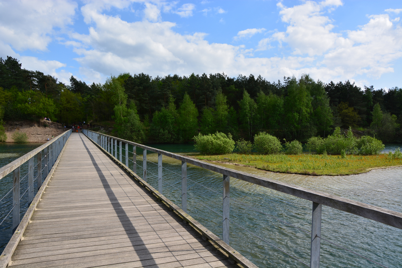 Holzbrücke über Fluss